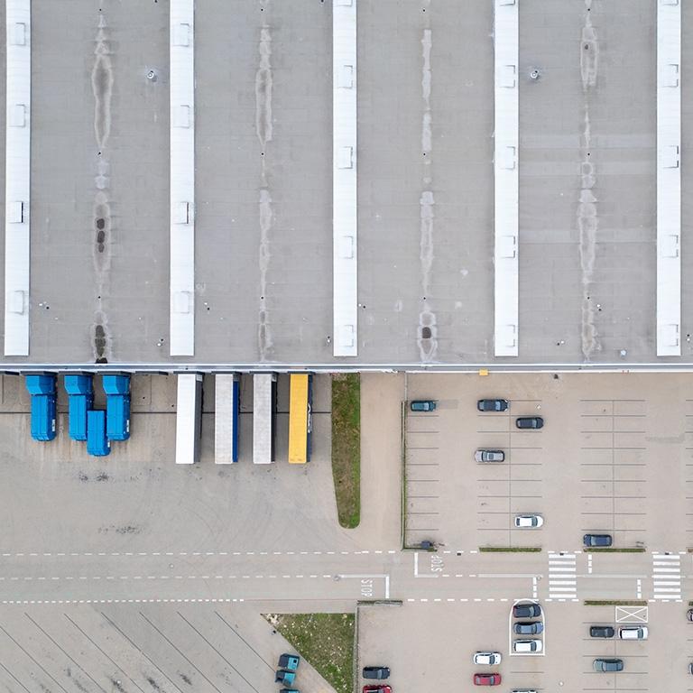 vehicules in a warehouse